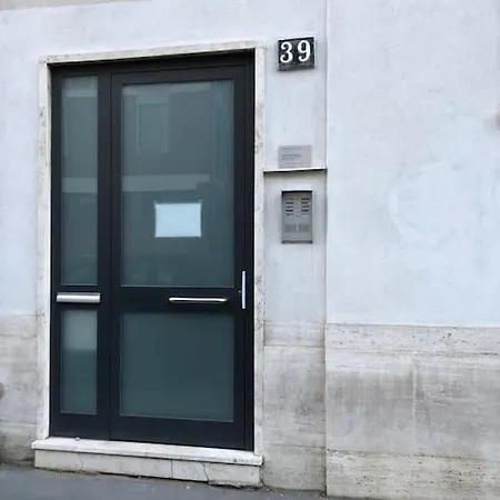 Bilocale In Bande Nere-metro Rossa Duomo Διαμέρισμα Μιλάνο