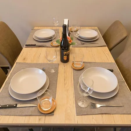 Modern & Bright 2 Bedroom Flat 50m From M4 Stop Lägenhet Milano