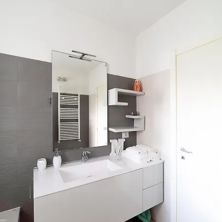 Hbhall 9 Apartment Milan