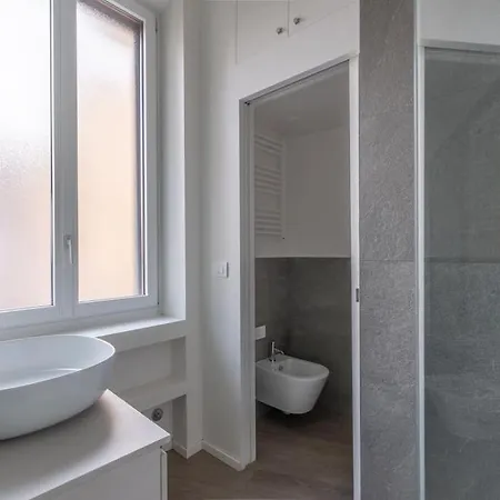 Cozy Apartment: Fioravanti12 Apartment