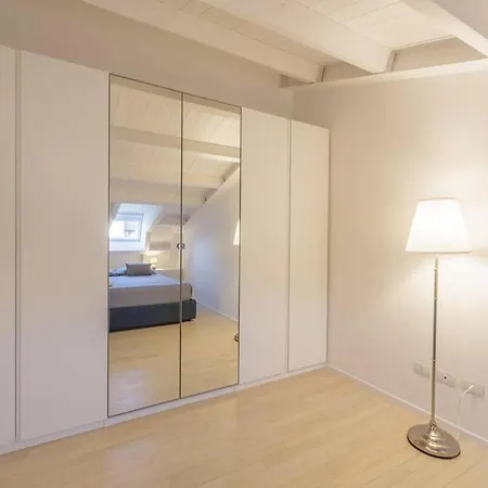 Apartment Duomo 10min ☆☆☆☆☆ Shopping&relax Ac Wifi Balcony