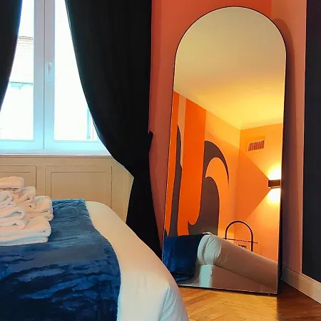 Daire Luxury 2 Bedrooms And 2 Baths In Downtown With Ac, Wifi, Subway Aiport Conneted Milano