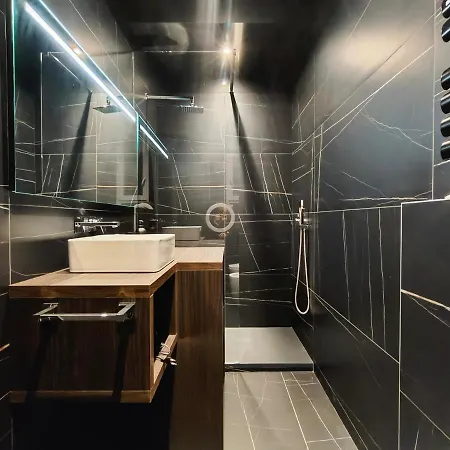 Luxury 2 Bedrooms And 2 Baths In Downtown With Ac, Wifi, Subway Aiport Conneted Apartman Milánó