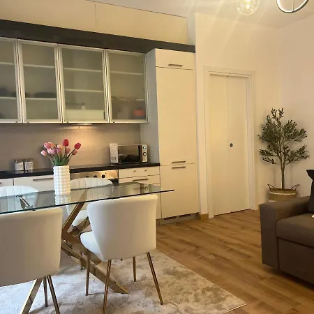 Apartment Regina In Bocconi Milan