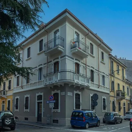Ihost - Pasteur 15 Milan