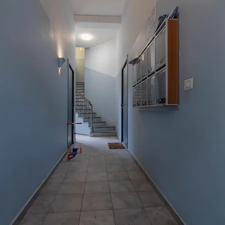 Ihost - Pasteur 15 * Milan