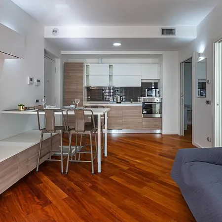 Central/garibaldi Luxurious Two-room Apartment.