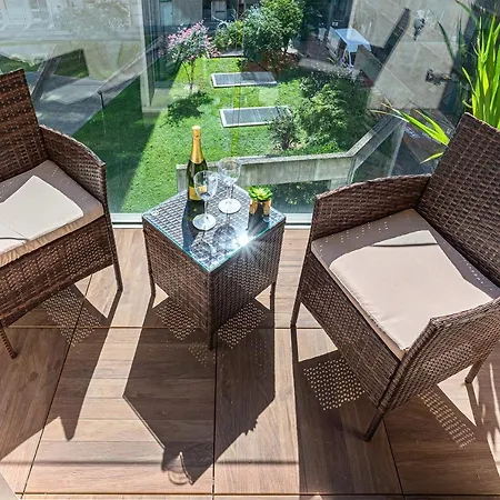 Central/garibaldi Luxurious Two-room Apartment. *