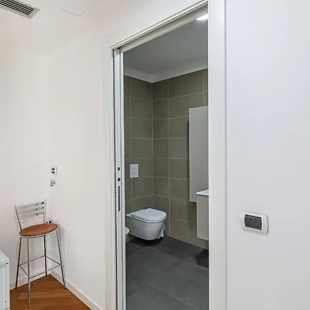 Central/garibaldi Luxurious Two-room Apartment.