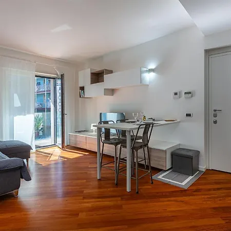 Central/garibaldi Luxurious Two-room Apartment. Apartment Milan