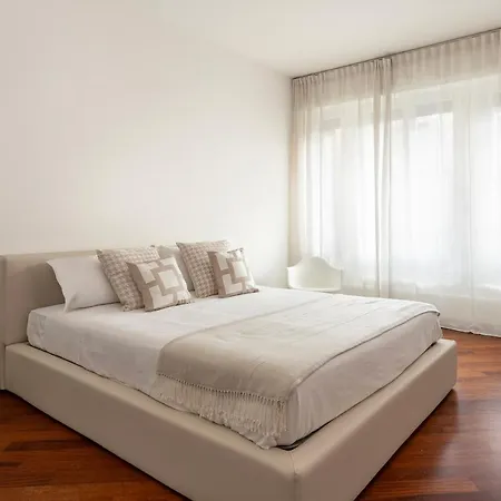 Santa Tecla Living Bronzetti 8 Milan