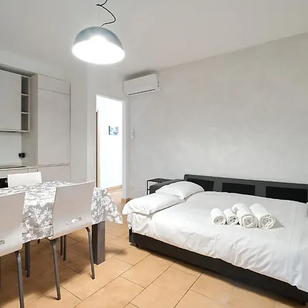 Xenia - Spacious And Bright New Flat With Garden Apartamento