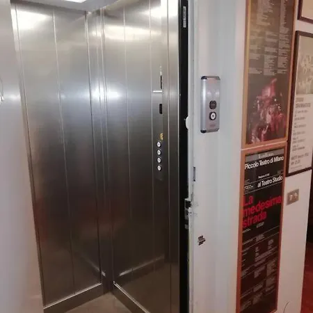 Romantico Attico Con Terrazzo In Centro アパート ミラノ