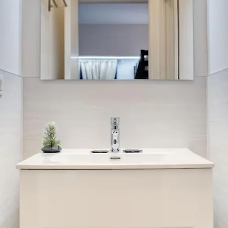Suzzani 273 - Interno A4 *