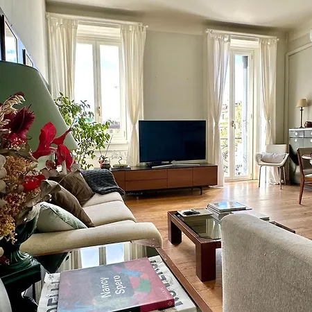 Ampio E Luminoso Bilocale Nel Centro Di ミラノ