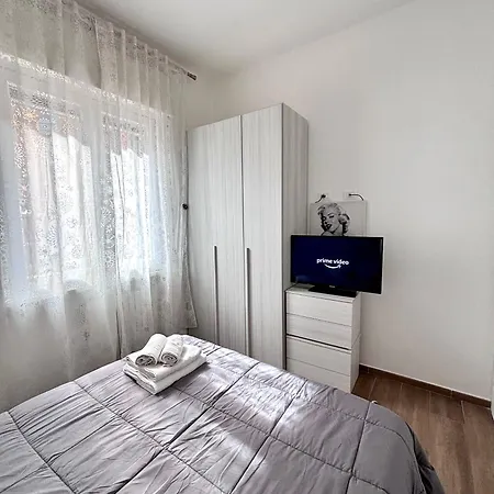 Bilocale In Bande Nere-metro Rossa Duomo Διαμέρισμα Μιλάνο