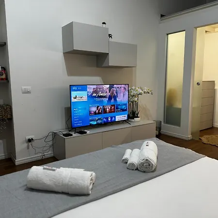 Regina In Corso Lodi - Sky Tv, Wifi E Breakfast Box Lägenhet *