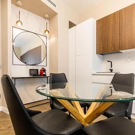 Dali Duomo Golden House Mailand