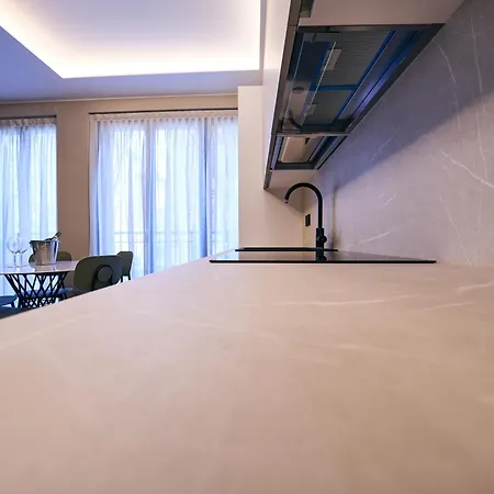 Monet Golden House Next To Duomo Милан