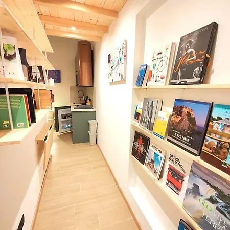 Apartment Casa Mamo: Design & Vintage Above Subway *