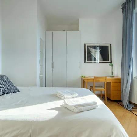 Appartement Spacious Penthouse With Panoramic Terrace - 20 Minutes From San Siro & Duomo Milaan