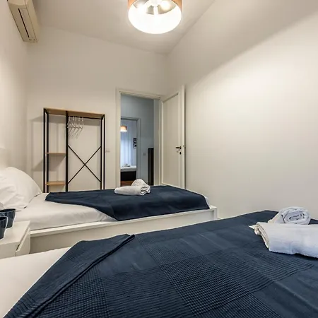 Cortivo House - Magenta 81