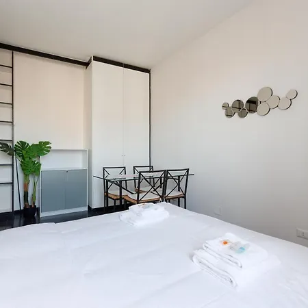 Guesthost - Corvetto M3 - Comfy With Balcony! Milánó