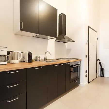 Guesthost - Cozy Corner With Balcony And Private Garage! Appartamento