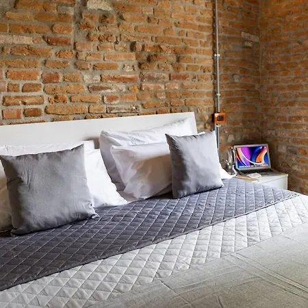 Italstay - Canonica Brick Apartament *