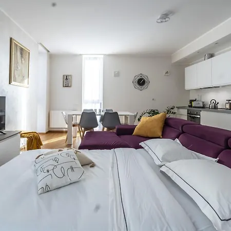 דירה 5 Min Walk From Subway Elegant & Modern *