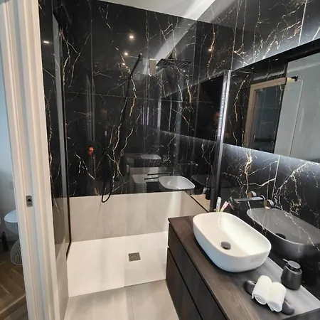 Гостевой дом B And G San Babila- Luxury In The Heart Of - Design District Милан
