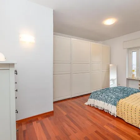 Bright And Quiet Close To Fair Apartment *