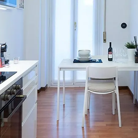 Moderno - Fermata Tramvia Sotto Casa * Milano