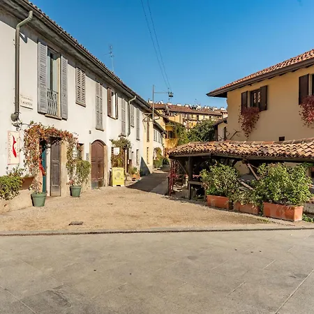 - Alzaia Naviglio Grande Apartment Milan