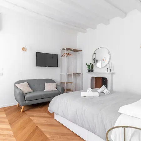 - Alzaia Naviglio Grande Apartment