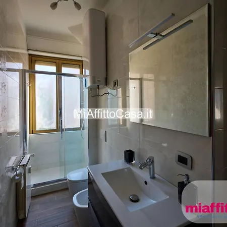 Wissam's Red Kitchen Apartment Milan