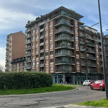 Gambara Urban Flat - Stylish And Next To Metro Апартаменты