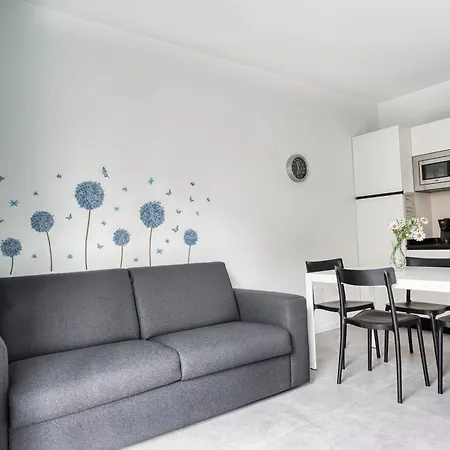 Sleek Abode In Maciachini Apartment