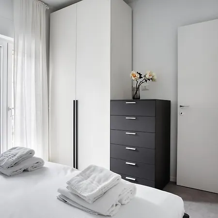 Sleek Abode In Maciachini Milan