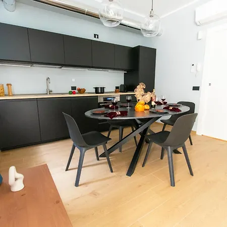 Ihost Luxury -private Parking- Plana 3 アパート ミラノ