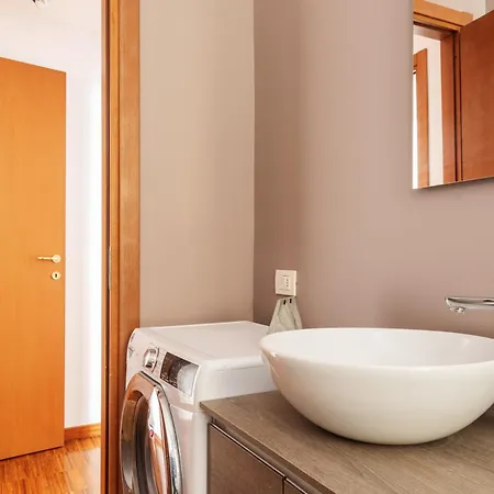 Modernita A Milano: Bilocale Con Balcone
