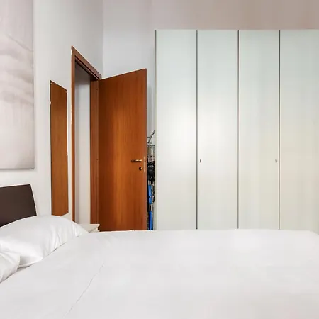 Modernita A Milano: Bilocale Con Balcone アパート *