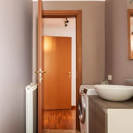 Modernita A Milano: Bilocale Con Balcone * ミラノ