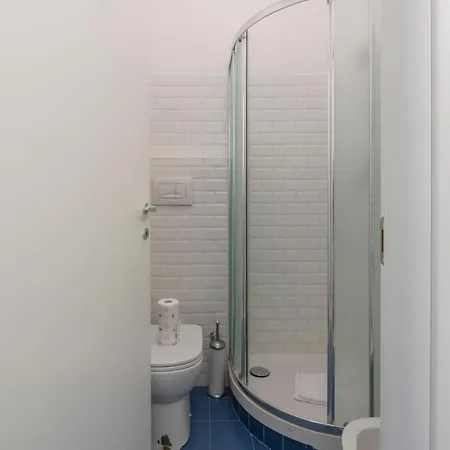 Ihost - Adige 17 Milano