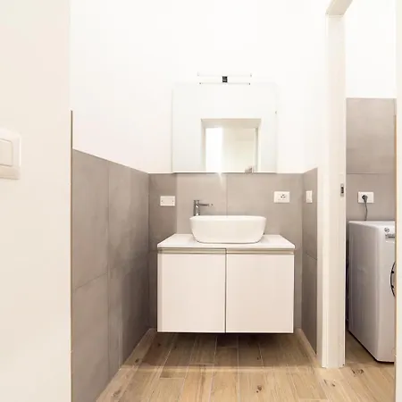 Hbhall Porta Romana Apartment