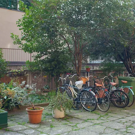 Gambara Urban Flat - Stylish And Next To Metro Апартаменты