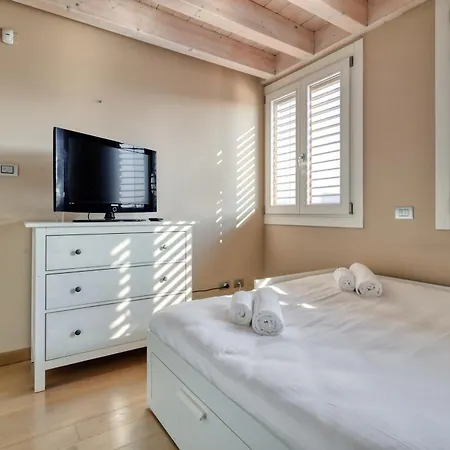 דירה Joivy Elegant With Parking And Balcony מילאנו