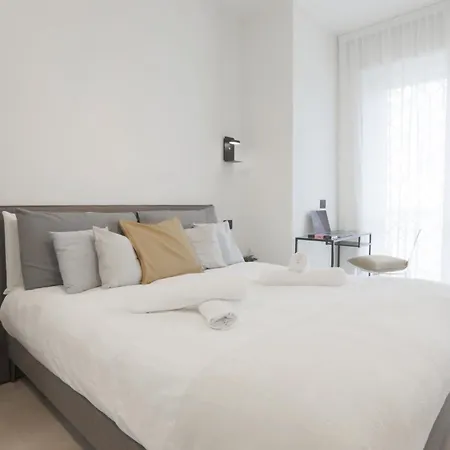Apartment New Modern Flat 10 Minutes Walk From Station Milan