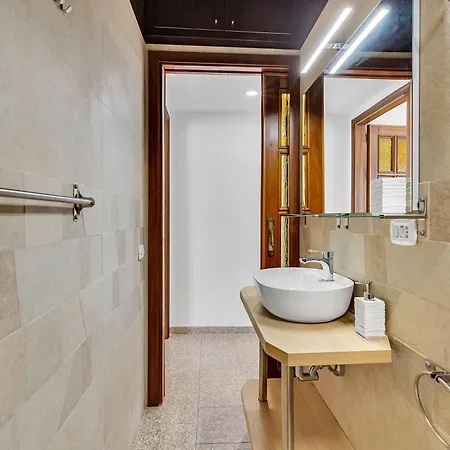 Charming & Bright In The Heart Of - Balcony شقة