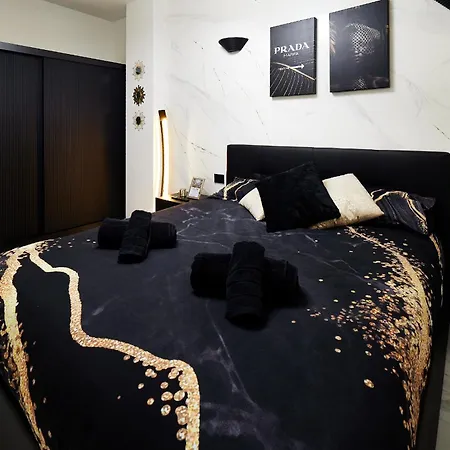Italian Fashion - Luxurious Marble City Center Apartment *